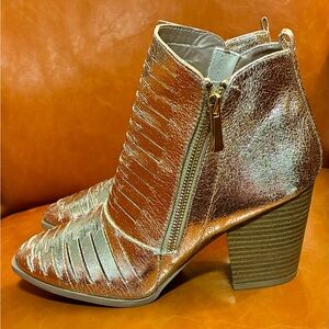 Qupid Size 8.5 Ankle Booties Shiny Metallic Gold. 3” Block Heel. Side Zip Boots